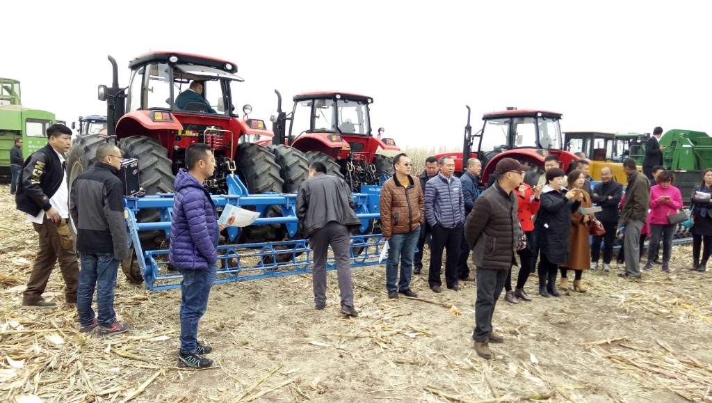 2121非凡国际国三大型拖沓机在黑龙江省深松深耕现场演示会上大放异彩