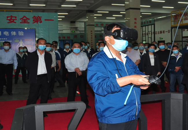 数百名公司先进员工在集数字、、信息、、电子、、模拟于一体的智能清静体验馆举行模拟场景、、事故模拟亲自体验